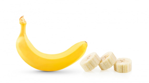 Banane mûre sur mur blanc