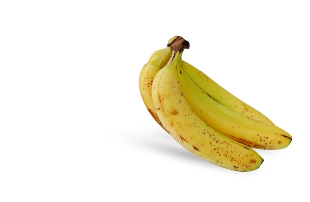 Banane mûre avec des taches sombres sur fond blanc