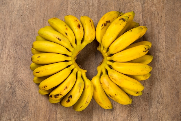 Une banane d'or sur table en bois