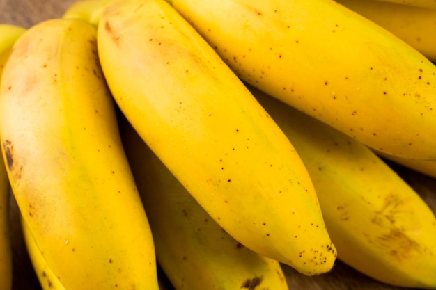 Une banane d'or sur table en bois