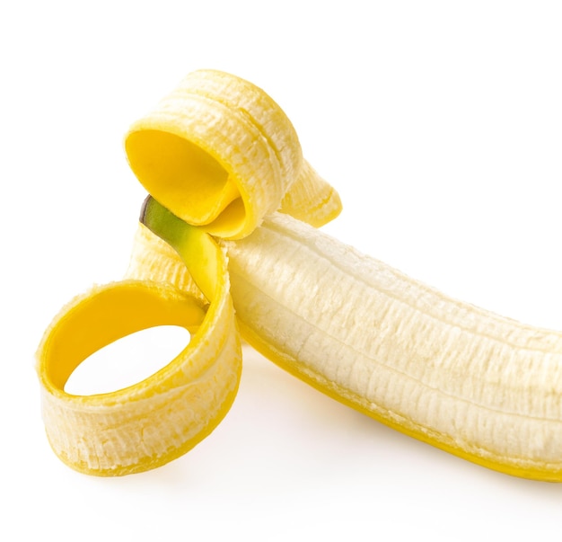 Banane pelée sur fond blanc