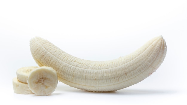 Banane pelée et tranchée sur fond blanc