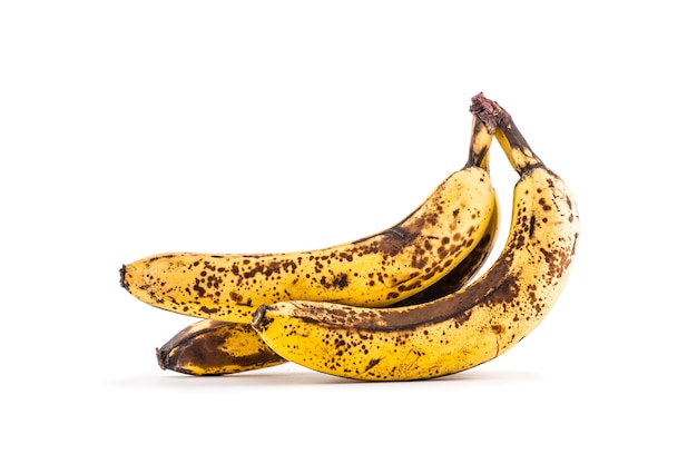 Banane. Plus de bananes mûres isolées sur blanc avec des ombres.