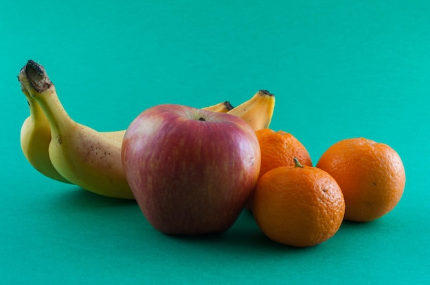 Banane pomme et mandarine