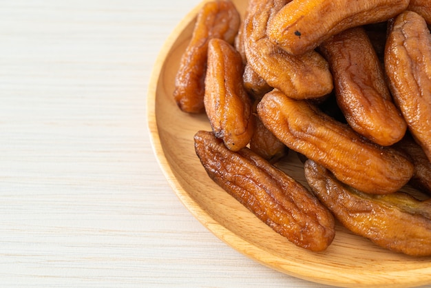 banane séchée au soleil sur plaque de bois