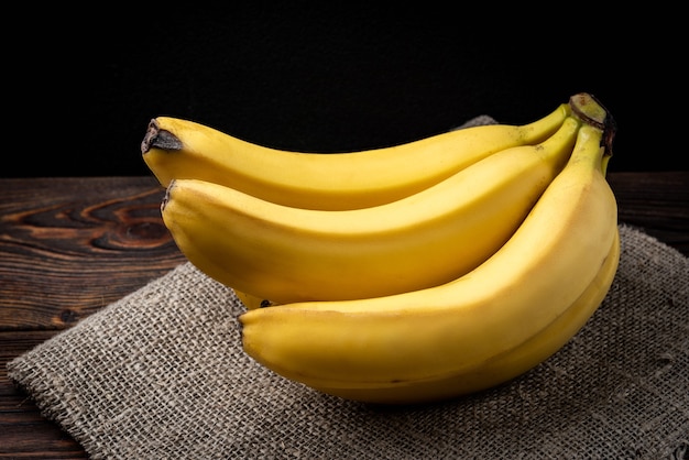 Banane sur table en bois sombre.