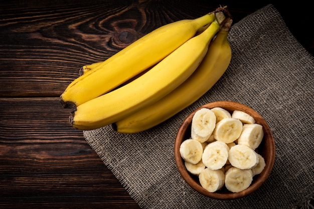 Banane sur table en bois sombre.