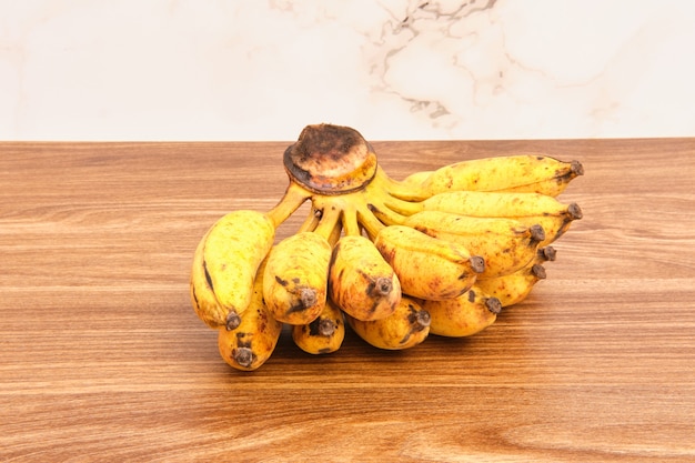 Banane sur table en bois