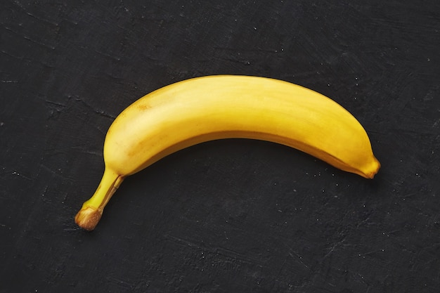 Banane sur une texture sombre