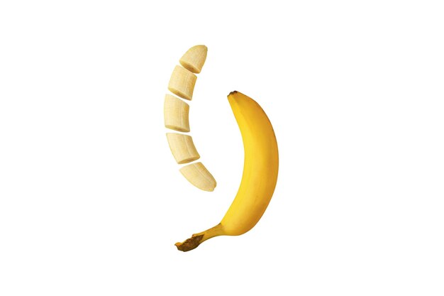 Banane avec des tranches isolées sur fond blanc fruit à la mode moderne plat posé juteux vitamine résumé fond temps de manger et concept de régime