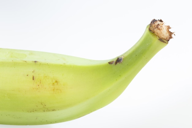 Banane verte sur fond blanc