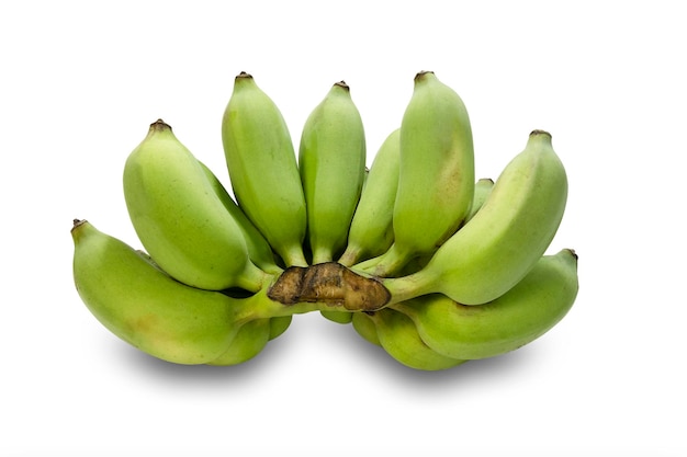 Une banane verte isolée sur un fond blanc