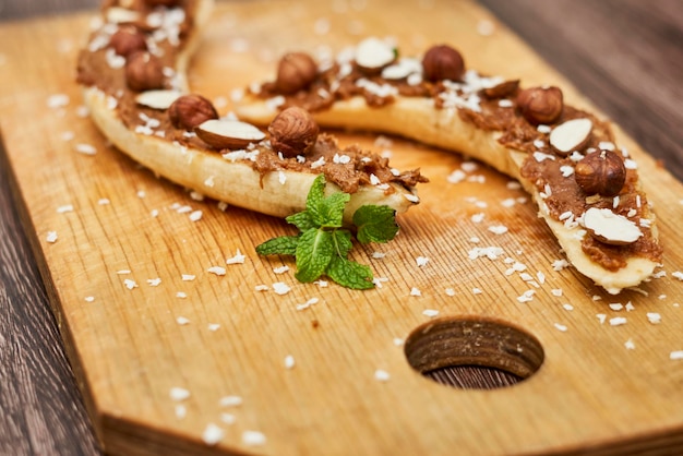 Bananes aux amandes au beurre d'arachide et collation saine aux noix