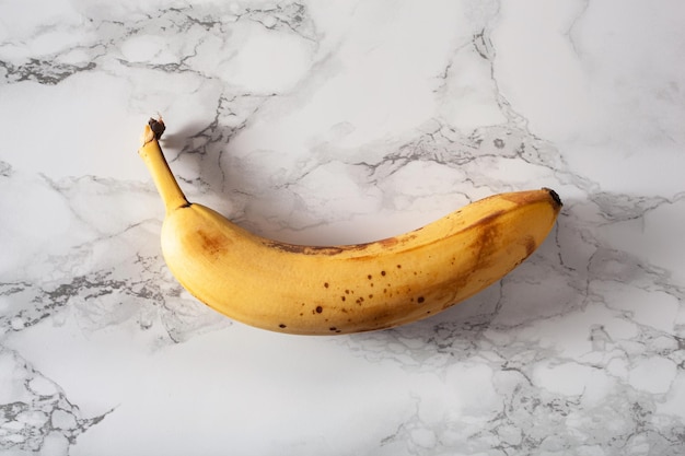 Bananes biologiques mûres trop mûres sur fond de béton Nourriture laide concept zéro déchet