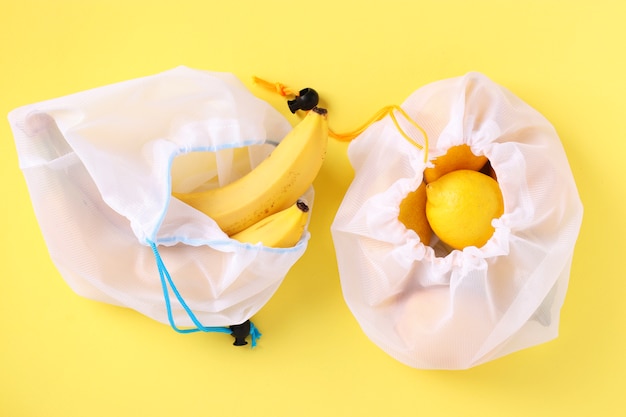 Bananes et citrons dans des sacs en filet écologiques réutilisables