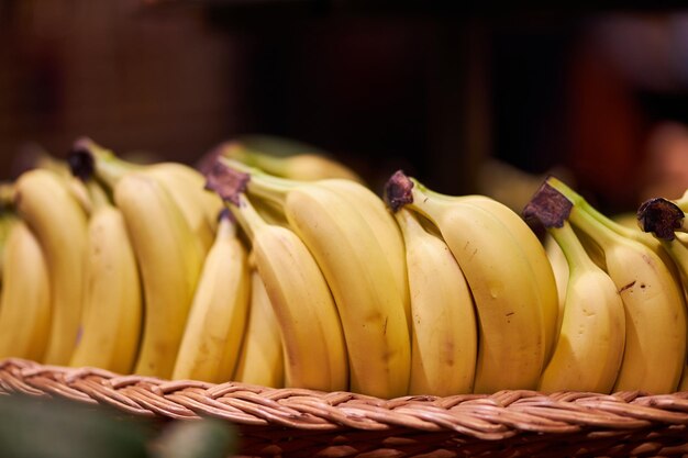 Bananes sur le comptoir de l'épicerie Fond de bananes fraîches Les bananes se trouvent sur un comptoir