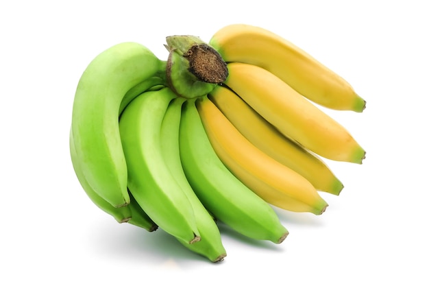 Bananes crues et mûres isolées sur fond blanc