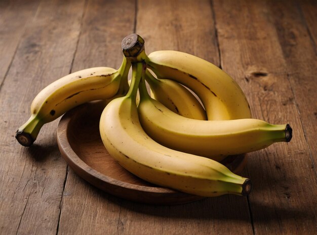 Des bananes délicieuses sur une table en bois.