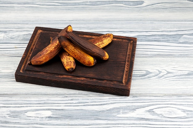 Bananes fermentées Les fruits bruns trop mûrs conviennent à la cuisson d'un délicieux pain aux bananes végétalien