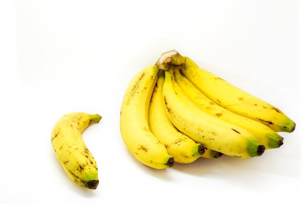 Photo des bananes sur un fond blanc