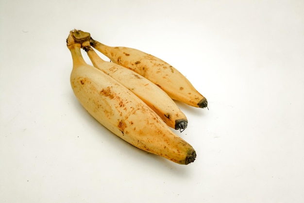 Bananes sur fond blanc