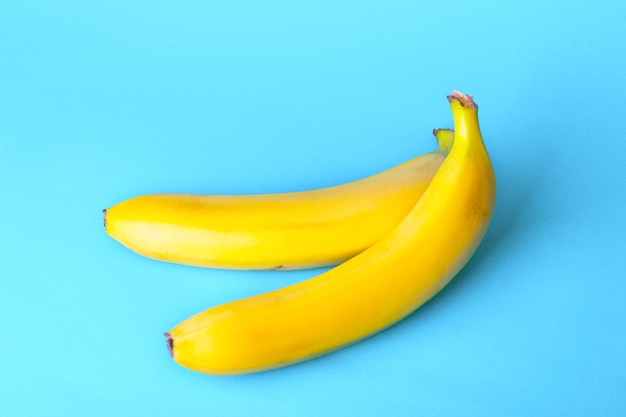 Bananes sur fond bleu