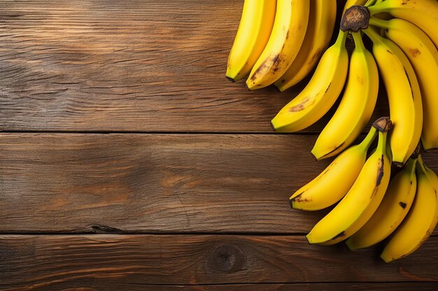 Des bananes sur un fond en bois.