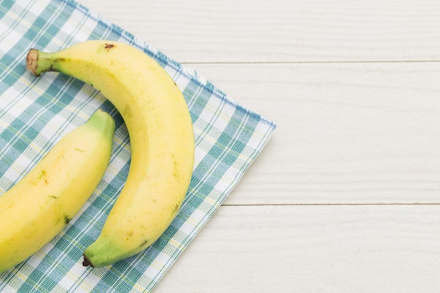 Bananes fraîches sur fond en bois blanc