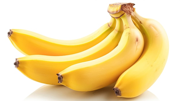 Bananes fraîches mûres isolées sur fond blanc