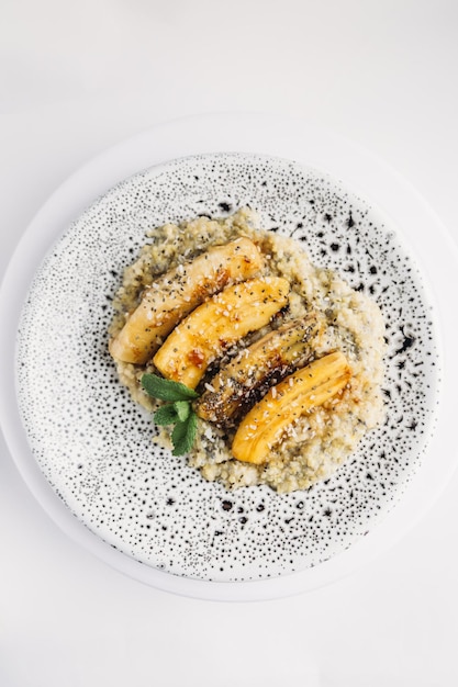 bananes frites avec du porridge sur une assiette