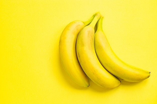 Bananes fruits frais prêts à manger sur la table