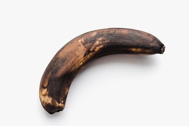 bananes gâtées sur fond blanc bananes trop mûres