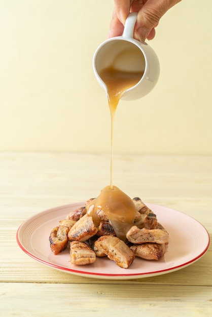 Bananes grillées avec sauce caramel à la noix de coco sur assiette