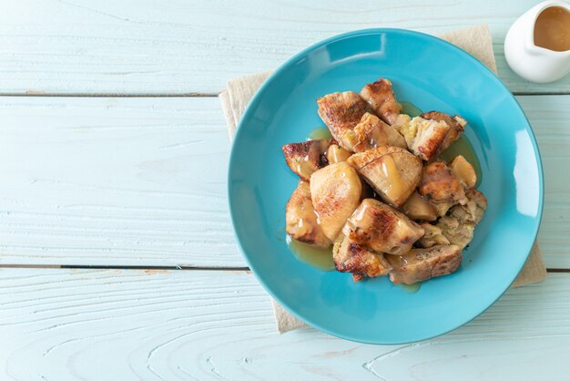 Bananes grillées avec sauce caramel à la noix de coco sur assiette