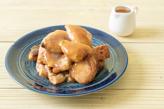 bananes grillées avec sauce caramel à la noix de coco sur assiette