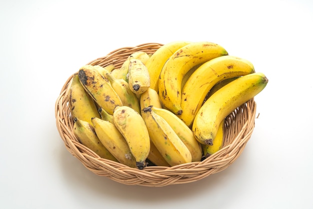 Bananes jaunes fraîches dans le panier isolated on white