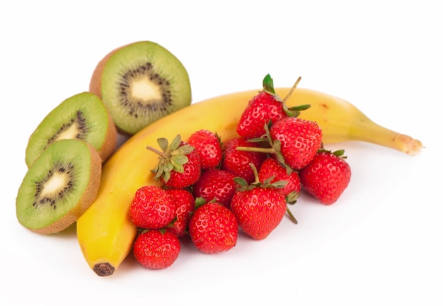 Bananes kiwi et fraise isolé sur fond blanc