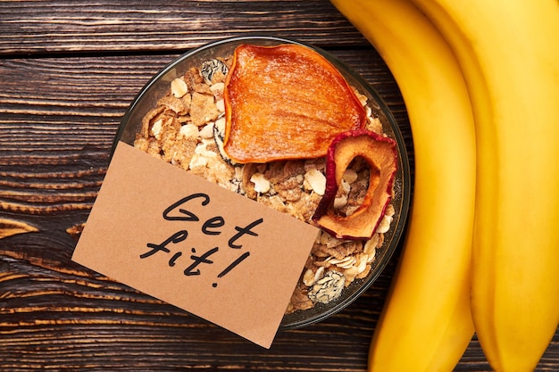 Bananes et muesli dans un bol Commencez à vivre vos rêves