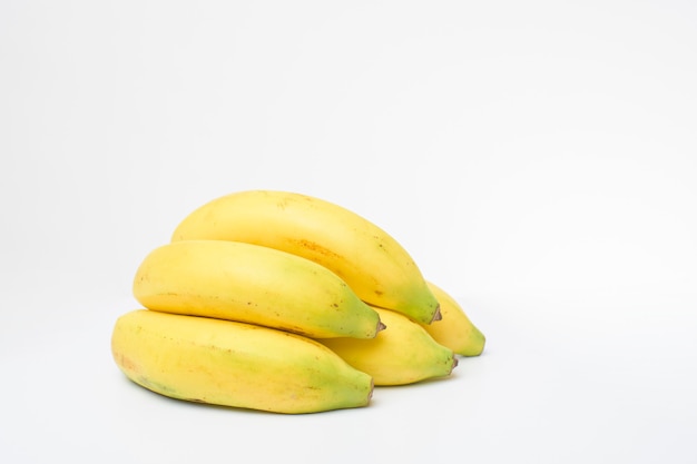 Bananes sur mur blanc