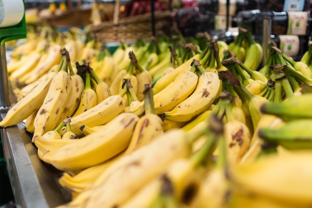 Bananes mûres au supermarché Légumes et fruits exposés au choix du consommateur