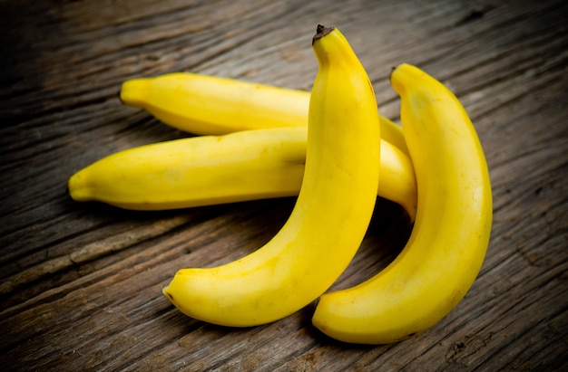 bananes mûres sur table en bois, banane jaune