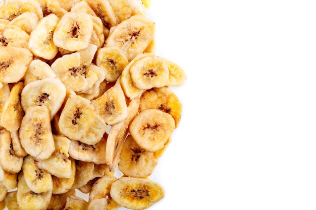 Bananes séchées. Chips de banane, tranches déshydratées de bananes mûres fraîches comme arrière-plan alimentaire.