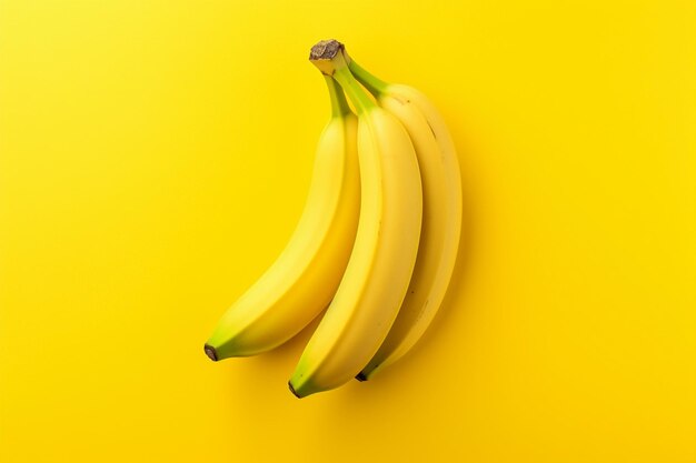 Bananes sucrées sur le fond jaune Banane isolée dans le contexte jaune Créativité