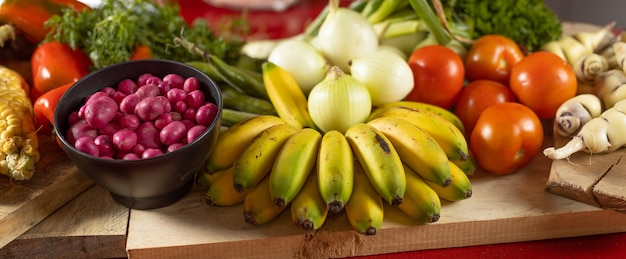 bananes tomate et plus de légumes dans la cuisine