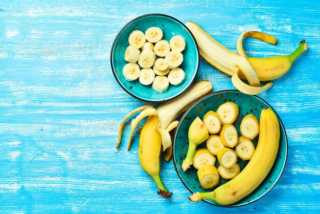 Bananes tropicales sur fond de bois bleu Vue de dessus