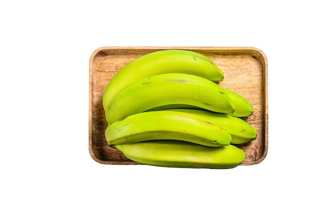 Bananes vertes sur un plateau en bois isolé sur fond blanc