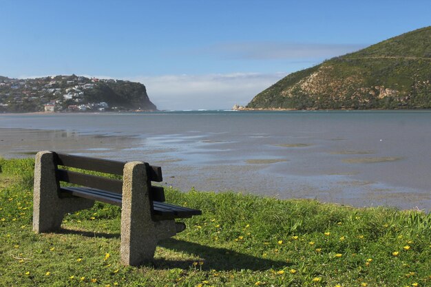 Banc au bord de la mer dans l'île de loisirs de Knysna