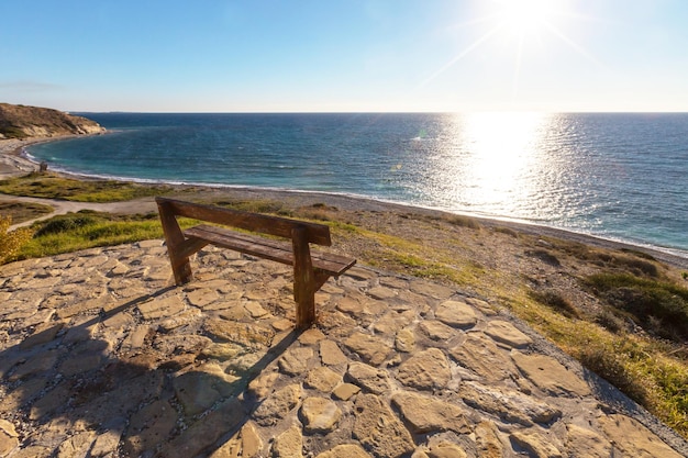 Banc au bord de la mer