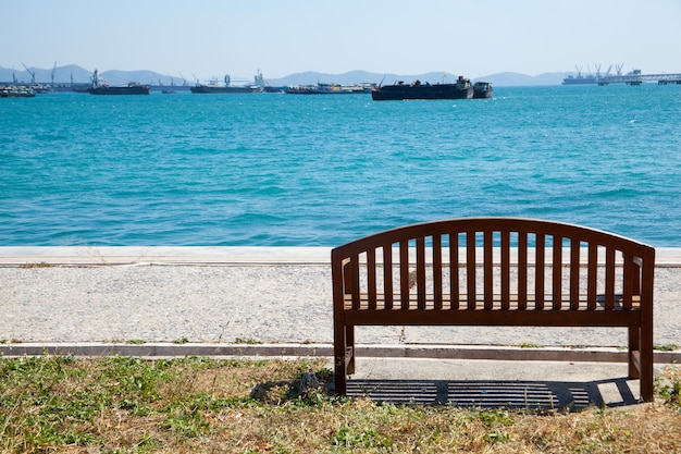 Banc au bord de la mer.