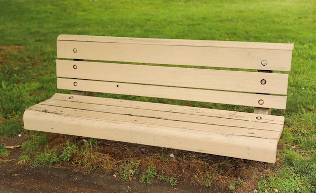 le banc au milieu d'une ville animée symbolise la réflexion sur la solitude, le répit urbain et les moments partagés de c